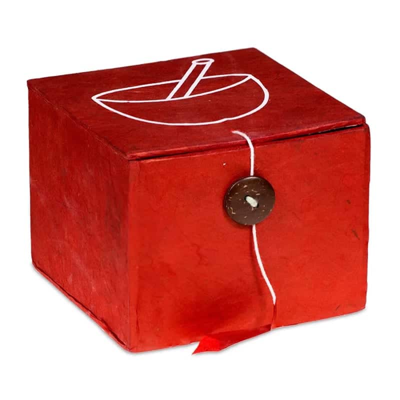 A Пееща купа Ohm - подарен комплект в червен цвят с червена панделка вързана около него.