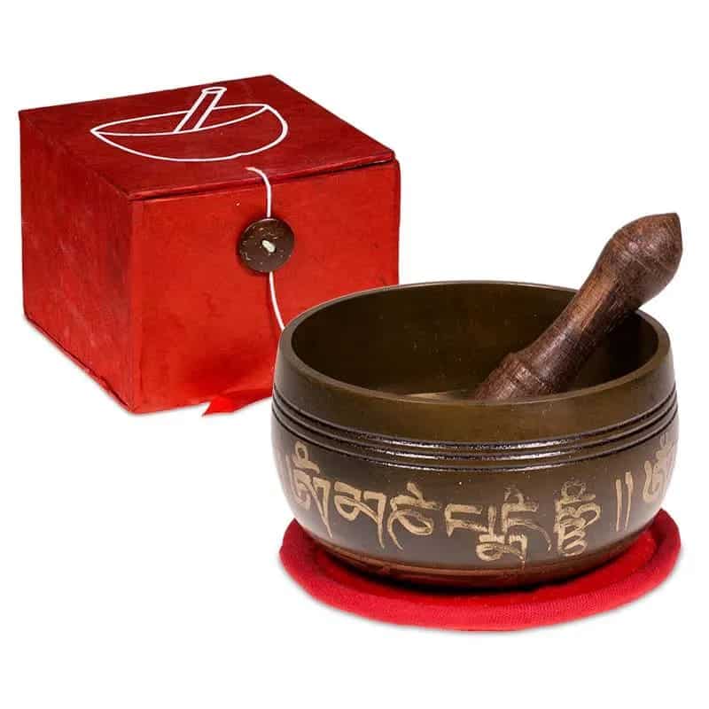 Подава се купа Ohm - подарен комплект в червен цвят с тибетско писмо.
