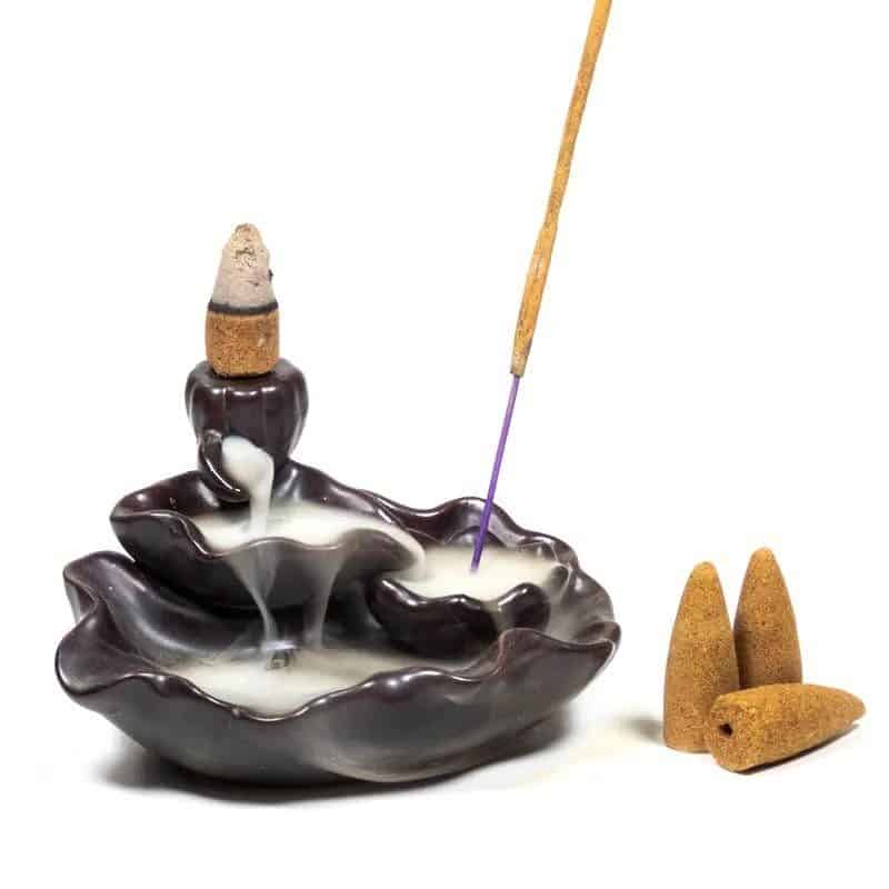 Малък тамянник (кандилница) с обратен поток Лотос holder with a stick and incense sticks.