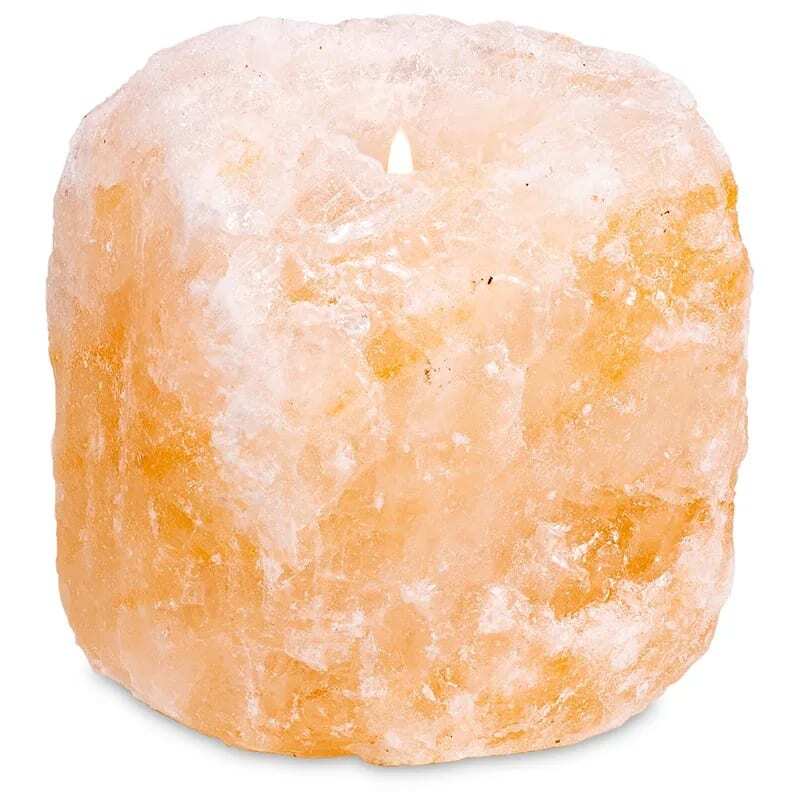Свещник от хималайска сол, направен от парче сол.