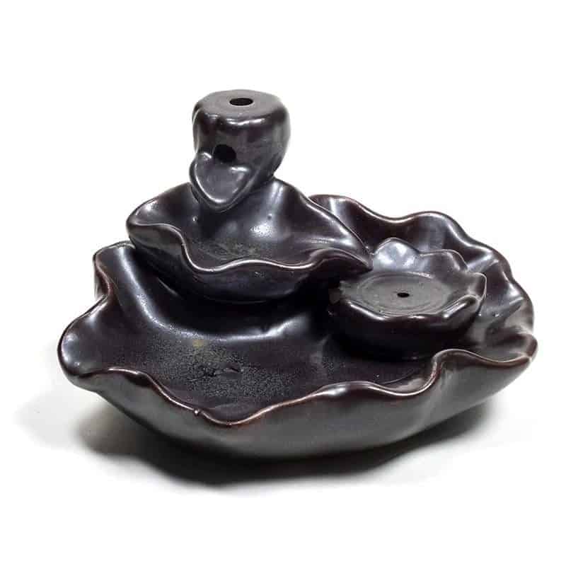 A Taмянник (кандилница) с обратен поток Лотос ceramic candle holder on a white surface.