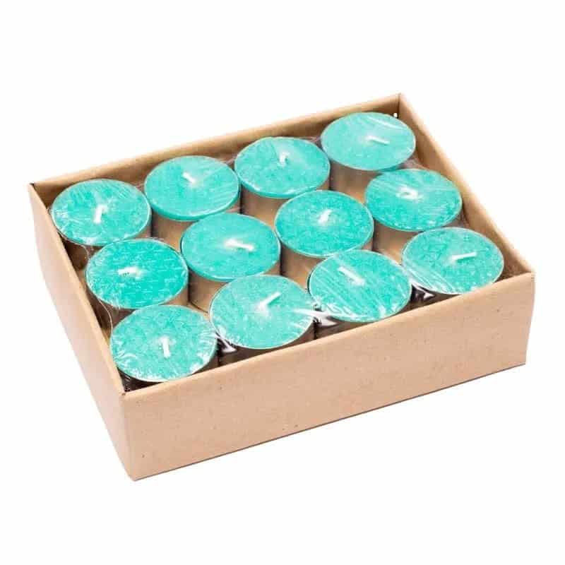 Fair Trade Восъчни свещи с аромат на пачули – 1 бр. или 24 бр. в тюркоазени цвят, добавени в картонена кутия.
