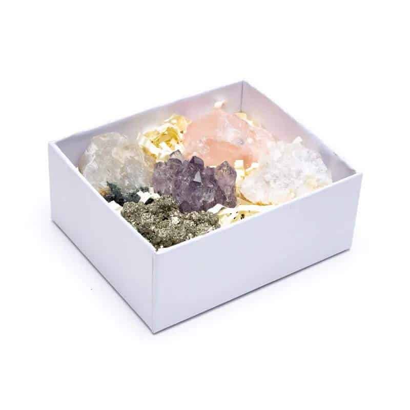 Бяла кутия, пълна с Подаръчна кутия с 5 минерални камъка.