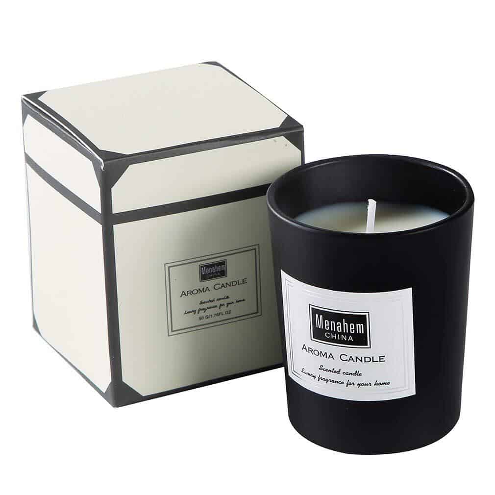 A Menahem Луксозна ароматна свещ от натурален соев восък - черен цвят with a black box in front it.