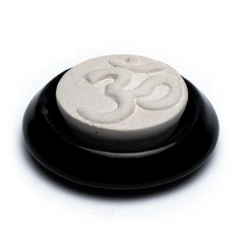 Бял Арома дифузер - ароматен камък OHM символ върху черна основа.