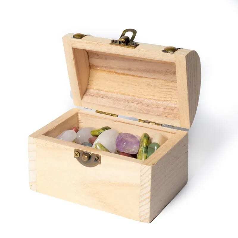 A Подаръчна кутия Съкровищница - 200 гр. полускъпоценни камъчета пълни с камъни и кристали.