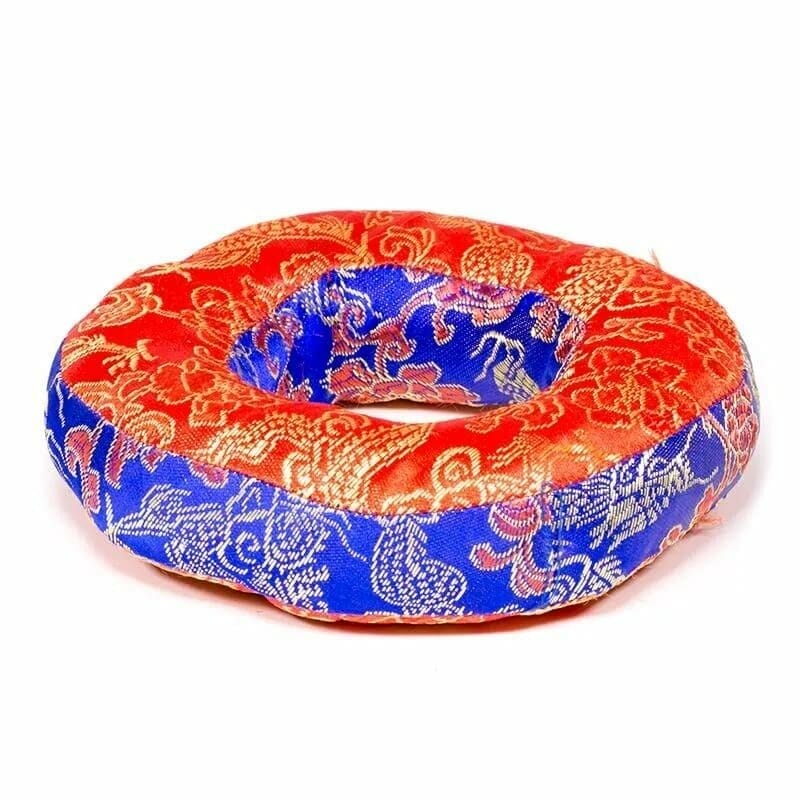 A red and blue Подложка-пръстен за пееща купа - малка with a chinese design on it.