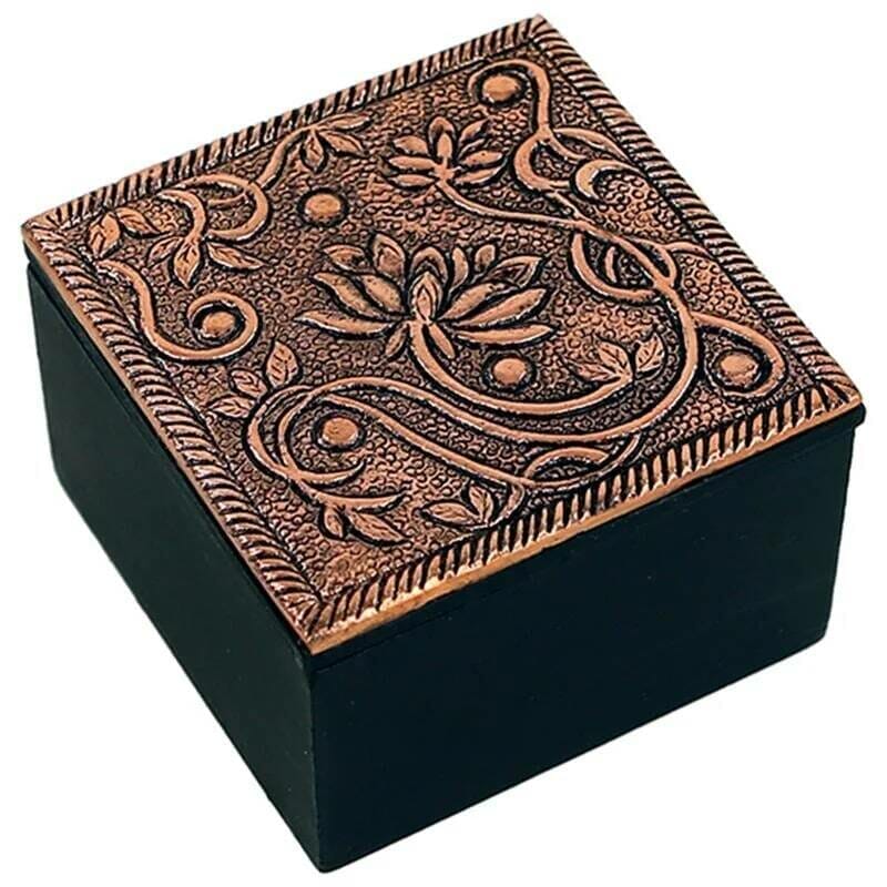 Кутия за съхранение на бижута и тамян с орнаментален дизайн на нея.