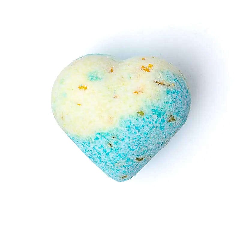 Синьо-бяла Бомбичка за вана с форма на сърце.