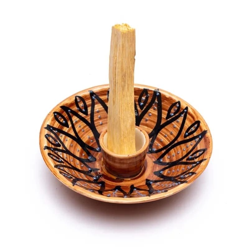A bowl with a Кафява поставка за изгаряне на Пало санто in it.