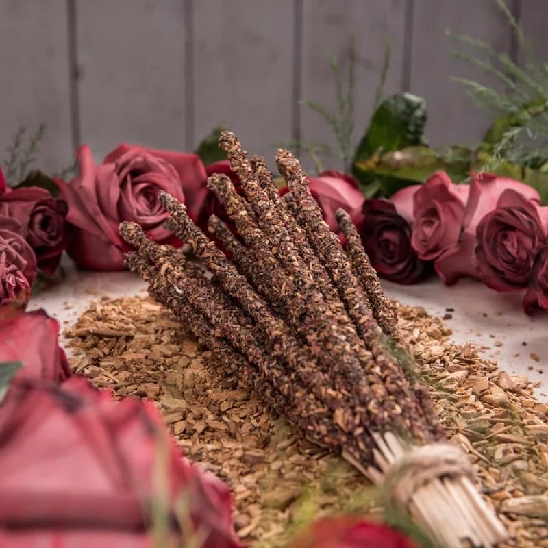 Букет от Ароматни пръчици Sagrada Madre - Пало санто и Роза и сушени билки на маса.
